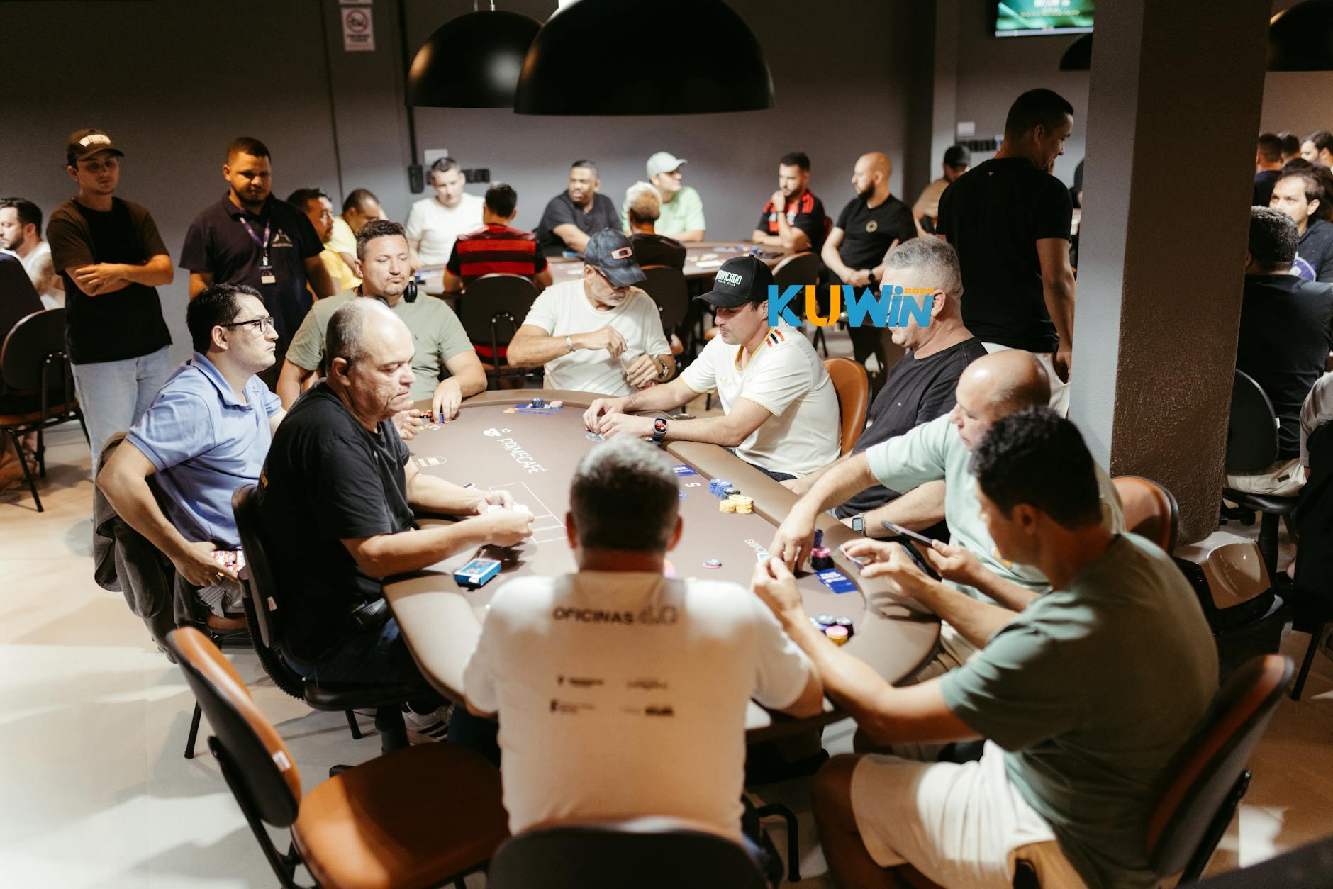 Chọn bàn phù hợp và hiểu luật là bước đầu để chơi blackjack ổn định hơn.